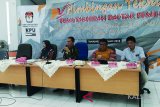 Kepala Dinas Kependudukan dan Pencatatan Sipil Kabupaten Tabalong, Suryanadie memberikan pemaparan terkait pengumpulan dan sinkronisasi data pemilih pada Bimtek pemutakhiran daftar pemilih. Dalam Bimtek ini hadir Ketua KPU Provinsi Kalsel Samahuddin Muharam didampingi komisioner KPU Kabupaten Tabalong, Irisandy Winata Nasution.  Foto:Antaranews Kalsel/Herlina Lasmianti/G. 