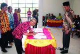 Bupati Tanah Laut H. Bambang Alamsyah menyaksikan serah terima jabatan empat kepala desa Kecamatan Jorong, di aula Kantor Kecamatan Jorong, Kamis (25/1). Foto:Antaranews Kalsel/Arianto/G.