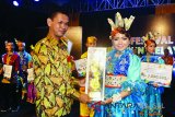 Sanggar Indang Nyaho dari Kotawaringin Timur, Kalimantan Tengah terpilih sebagai penyaji terbaik I pada pegelaran Festival Tari Serumpun Melayu Pesisir III Tahun 2018, digelar di Lapangan 5 Desember Marabahan, Rabu (10/1) malam. Foto:Antaranews Kalsel/Arianto/G.