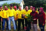 PT Pertamina EP Aset V Tanjung Field yang beroperasi di Kabupaten Tabalong memberikan bantuan bibit buah dan tanaman peneduh bagi sekolah Adiwiyata. Perwakilan PT Pertamina Devanty Puri Kencana dan staf humas Suhita Delli turut serta dalam kegiatan penanaman pohon di MTs Ar Raudah Tanta. Foto:Antaranews Kalsel/Herlina Lasmianti/G.