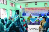 Ketua Tim Penggerak PKK Kabupaten Tanah Laut Arry Suryandini Bambang Alamsyah melantik Ketua Tim Penggerak PKK Desa se Kecamatan Batu Ampar periode 2017-2023, di Aula Kantor Kecamatan Batu Ampar, Senin (22/1). Foto:Antaranews Kalsel/Arianto/G.