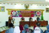 Ketua Dekranasda Kabupaten Barito Kuala Hj. Saraswati Dwi Putranti Rahmadian Noor mengukuhkan Pengurus Dekranasda Kabupaten Batola periode 2017-2022, di aula Selidah Kantor Bupati Batola, Kamis (25/1). Foto:Antaranews Kalsel/Arianto/G.