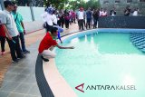 Bupati Tanah Laut, Kalimantan Selatan H. Bambang Alamsyah meresmikan penggunaan Kolam Renang Tirta Kenanga Pelaihari, Jumat (26/1). Foto:Antaranews Kalsel/Arianto/G.