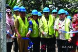 Bupati Tabalong, Anang Syakhfiani mendampingi Direktorat Jenderal Sumber Daya dan Perangkat Pos dan Informatika Kementerian Komunikasi dan Informatika, Ismail pada acara peresmian tujuh BTS di Desa Purui Kecamatan Jaro, Selasa (23/01). Hadir pula anggota DPR RI Syaifullah Tamliha dan Vice Presiden North Region XL Axiata, Desy Sari Dewi.  Foto:Antaranews Kalsel/Herlina Lasmianti/G.