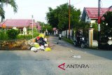 Tumpukan sampah di Komplek Swadarma Lestari Kelurahan Mabuun, Kabupaten Tabalong sudah beberapa hari tak terangkut. Padahal komplek perumahan ini salah satu titik pantau penilaian Adipura. Foto:Antaranews Kalsel/Herlina Lasmianti/G.