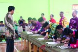 Bupati Tanah Laut, Kalimantan Selatan H. Bambang Alamsyah menyaksikan serah terima jabatan tujuh kepala desa Kecamatan Kintap, di aula Kecamatan Kintap, Kamis (25/01). Foto:Antaranews Kalsel/Arianto/G.