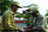 Wakil Bupati Tanah Laut H. Rahmadian Noor menyerahkan secara simbolis piagam penghargaan dari Bupati Barito Kuala bagi ASN yang akan purna tugas kepada Sunirwo, Iberahim dan Israwati, Marabahan, (29/01). Foto:Antaranews Kalsel/Arianto/G.