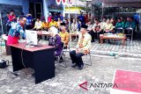 Bupati Barito Kuala, Kalimantan Selatan Hj. Noormiliyani AS melakukan teleconference dengan Walikota Banjarbaru H. NajmiAdhani pada peluncuran Setara Network, di Marabahan, Selasa (9/1). Foto:Antaranews Kalsel/Arianto/G.