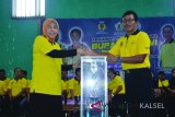 Bupati Barito Kuala Hj. Noormiliyani AS menyerahkan piala bergilir yang baru kepada panitia Turnamen Tenis Meja Bupati Cup VI Tahun 2018, di Marabahan, Kamis (11/1). Foto:Antaranews Kalsel/Arianto/G.