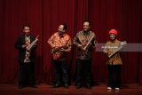 Wakil Gubernur Jawa Timur Saifullah Yusuf (kedua kanan), Kepala Dinas Kebudayaan dan Pariwisata Jawa Timur Jarianto (kedua kiri) beserta para tamu undangan memukul alat musik 'Kentongan' saat membuka Gelar Pesona Etnika Jawa Timur 2018 di Gedung Kesenian Cak Durasim, Surabaya, Jawa Timur, Sabtu malam (20/1). Pergelaran yang menampilkan sejumlah kesenian musik dan tari dari berbagai daerah di Jawa Timur tersebut dalam rangka peluncuran jadwal kegiatan seni budaya selama 2018 untuk menunjang pariwisata di Jawa Timur. Antara jatim/Moch Asim/zk/18