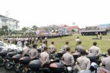 Ratusan Anggota TNI, Polri dan Sat Pol PP saat mengikuti Apel gelar pasukan Operasi Mantap Praja 2018, dalam rangka pengamanan Pilkada Kalbar di wilayah Kapuas Hulu. Foto Antaranews/Timotius