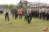 Ratusan Anggota TNI, Polri dan Sat Pol PP saat mengikuti Apel gelar pasukan Operasi Mantap Praja 2018, dalam rangka pengamanan Pilkada Kalbar di wilayah Kapuas Hulu. Foto Antaranews/Timotius