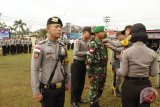 Ratusan Anggota TNI, Polri dan Sat Pol PP saat mengikuti Apel gelar pasukan Operasi Mantap Praja 2018, dalam rangka pengamanan Pilkada Kalbar di wilayah Kapuas Hulu. Foto Antaranews/Timotius