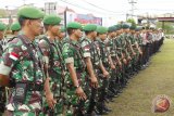 Ratusan Anggota TNI, Polri dan Sat Pol PP saat mengikuti Apel gelar pasukan Operasi Mantap Praja 2018, dalam rangka pengamanan Pilkada Kalbar di wilayah Kapuas Hulu. Foto Antaranews/Timotius