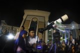 Warga mengamati gerhana bulan 'super blue blood moon' melalui teropong di Masjid Al-Akbar, Surabaya, Jawa Timur, Rabu (31/1). Antara Jatim/Zabur Karuru/zk/18