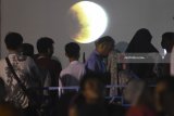Warga menyaksikan gerhana bulan 'super blue blood moon' yang ditampilkan di layar saat gerhana tersebut terlihat dari Masjid Al-Akbar, Surabaya, Jawa Timur, Rabu (31/1). Antara Jatim/Zabur Karuru/zk/18