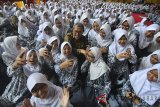 Gubernur Jawa Barat Ahmad Heryawan berswafoto dengan siswa pada acara seminar dan bazar kewirausahaan di SMAN 1 Kota Tasikmalaya, Jawa Barat, Selasa (9/1). Bazar yang memamerkan hasil karya siswa bertujuan untuk memotivasi anak agar siswa SMA membuat inovasi teknologi tepat guna. ANTARA JABAR/Adeng Bustomi

