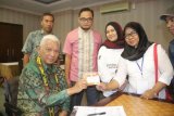 Gubernur Kaltim Awang Faroek Ishak menerima Petugas Pemutakhiran Data Pemilih (PPDP) yang melakukan pencocokan dan penelitian data pemilih Pemilu 2019 di rumahnya, Sabtu (20/1/2018). KPU Kaltim melakukan kegiatan coklit mulai 20 Januari hingga 18 Februari 2018. (Antaranews Kaltim/HO-Humasprov)