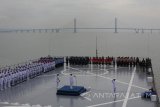 Sejumlah personil TNI Angkatan Laut dan pelajar mengikuti upacara Tabur Bunga di atas KRI Makasar-590 di Selat Madura, Surabaya, Jawa Timur, Senin (15/1). Upacara tersebut untuk memperingati Hari Dharma Samudera. Antara Jatim/Didik Suhartono/zk/18