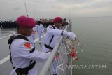 Sejumlah personil TNI Angkatan Laut menabur bunga ke laut saat upacara Tabur Bunga di atas KRI Makasar-590 di Selat Madura, Surabaya, Jawa Timur, Senin (15/1). Kegiatan tersebut untuk memperingati Hari Dharma Samudera. Antara Jatim/Didik Suhartono/zk/18