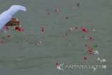 Personil TNI Angkatan Laut menabur bunga ke laut saat upacara Tabur Bunga di atas KRI Makasar-590 di Selat Madura, Surabaya, Jawa Timur, Senin (15/1). Kegiatan tersebut untuk memperingati Hari Dharma Samudera.  Antara Jatim/Didik Suhartono/zk/18