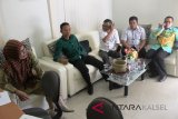 DPRD Kabupaten Balangan, melaksanakan sidak ke kantor Kecamatan Batumandi, untuk memastikan pelayanan publik tetap berjalan dengan baik, khususnya di tingkat kecamatan. Sekaligus menanyakan terkait Sekretaris Desa (Sekdes) dari unsur Pegawai Negeri yang ditarik kembali ke SOPD. Foto:Antaranews Kalsel/ Roly Supriadi/G.