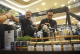 Seorang barista menuang kopi ke dalam gelas kertas yang akan dibagikan ke pengunjung saat digelar Indonesia Coffee Events (ICE) 2018 di Surabaya, Jawa Timur, Minggu (21/1). Kegiatan tersebut selain menjadi ajang memperkenalkan kopi nusantara ke masyarakat juga dijadikan ajang pertemuan barista antar daerah untuk saling bertukar cerita dan pengalaman. Antara Jatim/Zabur Karuru/18 