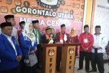 Pasangan Bakal Calon Bupati dan Calon Wakil Bupati Gorontalo Utara, Indra Yasin-Thoriq Modanggu memberikan keterangan pers.