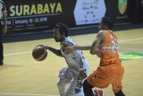 Pertandingan BSB Hangtuah melawan NSH dalam lanjutan Indonesian Basketball League (IBL) 2017-2018 seri kelima di DBL Arena Surabaya, Jawa Timur, Jumat (19/1). BSB Hangtuah menang atas NSH dengan skor 76-66. Antara Jatim/M Risyal Hidayat/zk/18 