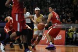 Pertandingan CLS Knights Indonesia melawan Tanduay Alab Filipinas dalam lanjutan Asean Basketball League (ABL) di GOR Kertajaya Surabaya, Jawa Timur, Sabtu (20/1). CLS Knights Indonesia kalah dari Tanduay Alab Filipinas dengan skor 87-92. Antara Jatim/M Risyal Hidayat/zk/18