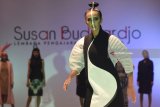 Model membawakan busana karya dari siswa-siswi dari Lembaga Pengajaran Tata Busana (LPTB) Susan Budihardjo dalam annual show di Surabaya, Jawa Timur, Sabtu (20/1). Peragaan busana yang merupakan perhelatan akbar membawakan tema 