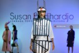 Model membawakan busana karya dari siswa-siswi dari Lembaga Pengajaran Tata Busana (LPTB) Susan Budihardjo dalam annual show di Surabaya, Jawa Timur, Sabtu (20/1). Peragaan busana yang merupakan perhelatan akbar membawakan tema 