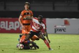 Pertandingan Madura United FC melawan Perseru Serui dalam pertandingan Piala Presiden 2018 Grup C di Gelora Bung Tomo (GBT) Surabaya, Jawa Timur, Kamis (18/1). Madura United FC menang atas Perseru Serui dengan skor 5-0. Antara jatim/M Risyal Hidayat/zk/18