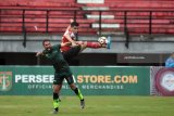 Pertandingan PS Tira melawan Madura United FC dalam lanjutan grup C Piala Presiden 2018 di Stadion Gelora Bung Tomo (GBT) Surabaya, Jawa Timur, Selasa (23/1). PS Tira dikalahkan Madura United FC dengan skor 1-3. Antara Jatim/M Risyal Hidayat/zk18 