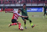 Pertandingan PS Tira melawan Madura United FC dalam lanjutan grup C Piala Presiden 2018 di Stadion Gelora Bung Tomo (GBT) Surabaya, Jawa Timur, Selasa (23/1). PS Tira dikalahkan Madura United FC dengan skor 1-3. Antara Jatim/M Risyal Hidayat/zk18 