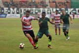 Pertandingan PS Tira melawan Madura United FC dalam lanjutan grup C Piala Presiden 2018 di Stadion Gelora Bung Tomo (GBT) Surabaya, Jawa Timur, Selasa (23/1). PS Tira dikalahkan Madura United FC dengan skor 1-3. Antara Jatim/M Risyal Hidayat/zk18 