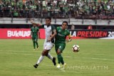 Pertandingan Persebaya Surabaya melawan PS TNI dalam grup C Piala Presiden 2018 di Gelora Bung Tomo (GBT) Surabaya, Kamis (18/1). Persebaya Surabaya dan PS TNI bermain imbang dengan skor 1-1. ntara Jatim/M Risyal Hidayat/zk/18 