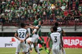 Pertandingan Persebaya Surabaya melawan PS TNI dalam grup C Piala Presiden 2018 di Gelora Bung Tomo (GBT) Surabaya, Kamis (18/1). Persebaya Surabaya dan PS TNI bermain imbang dengan skor 1-1. ntara Jatim/M Risyal Hidayat/zk/18 