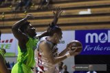 Pertandingan Stapac Jakarta melawan Pasific Caesar Surabaya dalam lanjutan IBL Season 2017-2018 seri kelima di DBL Arena Surabaya, Jawa Timur, Minggu (21/01). Stapac Jakarta kalah dari Pasific Caesar Surabaya dengan skor 58-71. Antara Jatim/M Risyal Hidayat/zk/18