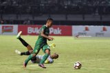 Pertandingan Perseru Serui melawan Persebaya Surabaya dalam lanjutan grup C Piala Presiden 2018 di Stadion Gelora Bung Tomo (GBT) Surabaya, Jawa Timur, Selasa (23/1). Persebaya Surabaya menang atas Perseru Serui dengan skor 2-0. Antara jatim/M Risyal Hidayat/zk/18