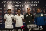 Pelatih klub Bali United Widodo C Putro (kedua kiri) dan pesepak bola Bali United Fadil Sausu (kiri) berfoto bersama Pelatih klub Tampines Rovers Singapura, Juergen Raab (kedua kanan) dan pesepak bola Tampines Rovers, Syafirul Sulaiman (kanan) jelang pertandingan Liga Champion Asia 2018 di Stadion Dipta, Gianyar, Senin (15/1). Kesebelasan Bali United akan berhadapan dengan klub Tampines Rovoers Singapura pada Selasa (16/1). Antara Bali/Nyoman Budhiana/nym/2018.