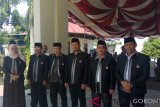 Ketua dan Anggota KPU, didampingi Sekretaris KPU Kota Gorontalo saat akan menyambut kedatangan Bakal calon wali Kota dan Wakil Wali Kota Gorontalo, untuk mendaftar di KPU. 