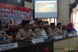 Ketua dan Anggota KPU didampingi Sekretaris KPU Kota Gorontalo saat akan menerima berkas pendaftaran calon.