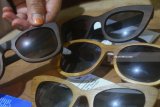 Pengrajin menunjukan kacamata hasil karyanya  di sebuah industri rumahan di Bandungrejosari, Malang, Jawa Timur, Jumat (19/1). Industri kacamata kayu rumahan tersebut dibentuk oleh sebuah Lembaga Swadaya Masyarakat (LSM) untuk melatih dan mewadahi para mantan napi serta pecandu narkoba guna berkreasi sekaligus menjadi pengrajin sehingga mudah diterima kembali di masyarakat. Antara Jatim/Ari Bowo Sucipto/zk/18. 