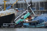 Anak Buah Kapal mengevakuasi muatan Kapal Layar Motor (KLM) Mayang Sari yang kandas ke KLM Mina Abadi di muara Sungai Kalimas, Pelabuhan Rakyat Kalimas, Surabaya, Jawa Timur, Minggu (21/1). Menurut pengakuan nahkoda KLM Mayang Sari bernama Mustari, kapal pengangkut kargo campuran (general cargo) termasuk kebutuhan pokok tujuan Surabaya - Balikpapan itu kandas saat memasukki Pelabuhan Rakyat Kalimas usai menghindari cuaca buruk di sekitar Karang Jamuang. Antara Jatim/Didik Suhartono/zk/18