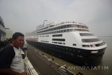 Pengunjung menyaksikan kapal pesiar MS Volendam saat berlabuh di Dermaga Jamrud Utara, Pelabuhan Tanjung Perak, Surabaya, Jawa  Timur, Minggu (7/1). Kapal pesiar yang mengangkut sekitar 1.300 wisatawan mancanegara tersebut akan berkunjung ke sejumlah tempat wisata di Kota Surabaya. Antara jatim/Moch Asim/zk/18