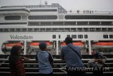 Pengunjung menyaksikan kapal pesiar MS Volendam saat berlabuh di Dermaga Jamrud Utara, Pelabuhan Tanjung Perak, Surabaya, Jawa  Timur, Minggu (7/1). Kapal pesiar yang mengangkut sekitar 1.300 wisatawan mancanegara tersebut akan berkunjung ke sejumlah tempat wisata di Kota Surabaya. Antara jatim/Moch Asim/zk/18