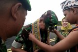 Kasdam XII/Tpr Brigjen TNI Sulaiman Agusto saat tiba di Bandara Pangsuma Putussibau dalam rangka kunjungan kerja ke daerah perbatasan Indonesia - Malaysia di wilayah Kapuas Hulu, Kalimantan Barat. Foto Antaranews/Timotius