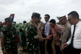 Kasdam XII/Tpr Brigjen TNI Sulaiman Agusto saat tiba di Bandara Pangsuma Putussibau dalam rangka kunjungan kerja ke daerah perbatasan Indonesia - Malaysia di wilayah Kapuas Hulu, Kalimantan Barat. Foto Antaranews/Timotius