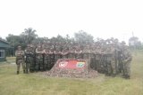 Kasdam XII/Tpr Brigjen TNI Sulaiman Agusto dan  Panglima Ketiga Tentara Diraja Malaysia bersama prajurit di pos gabungan di Lubok Antu Negara Malaysia. Foto Antaranews/Timotius